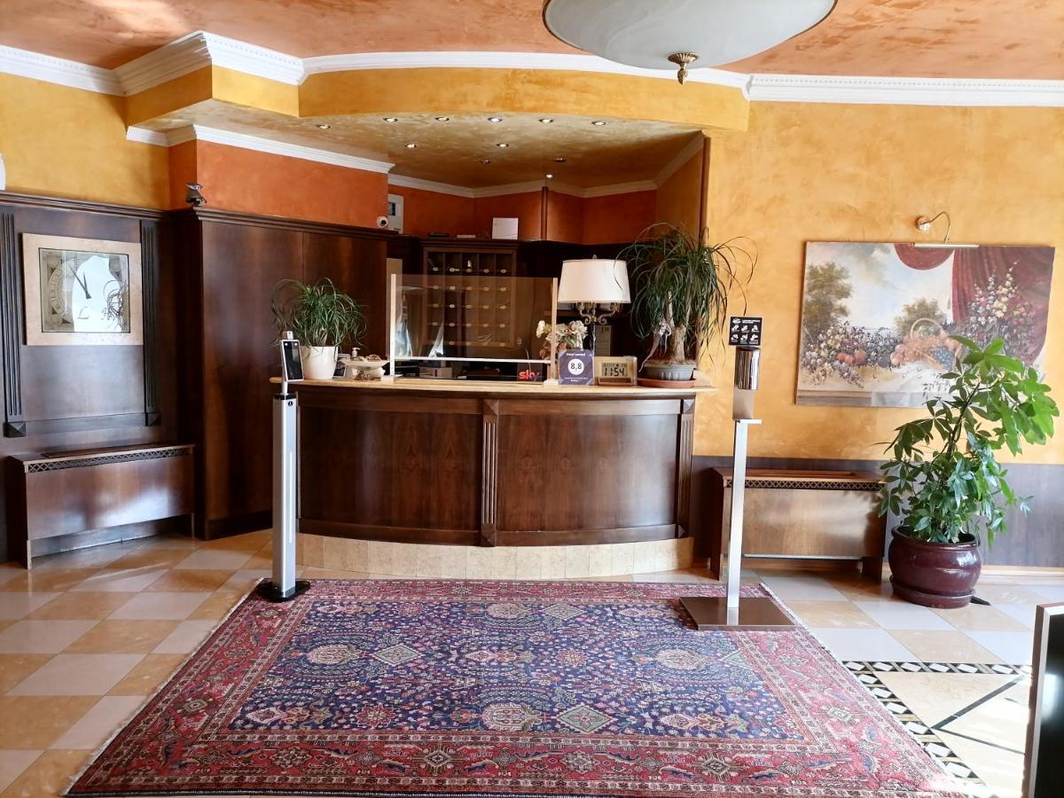 Hotel Lenotel מראה חיצוני תמונה