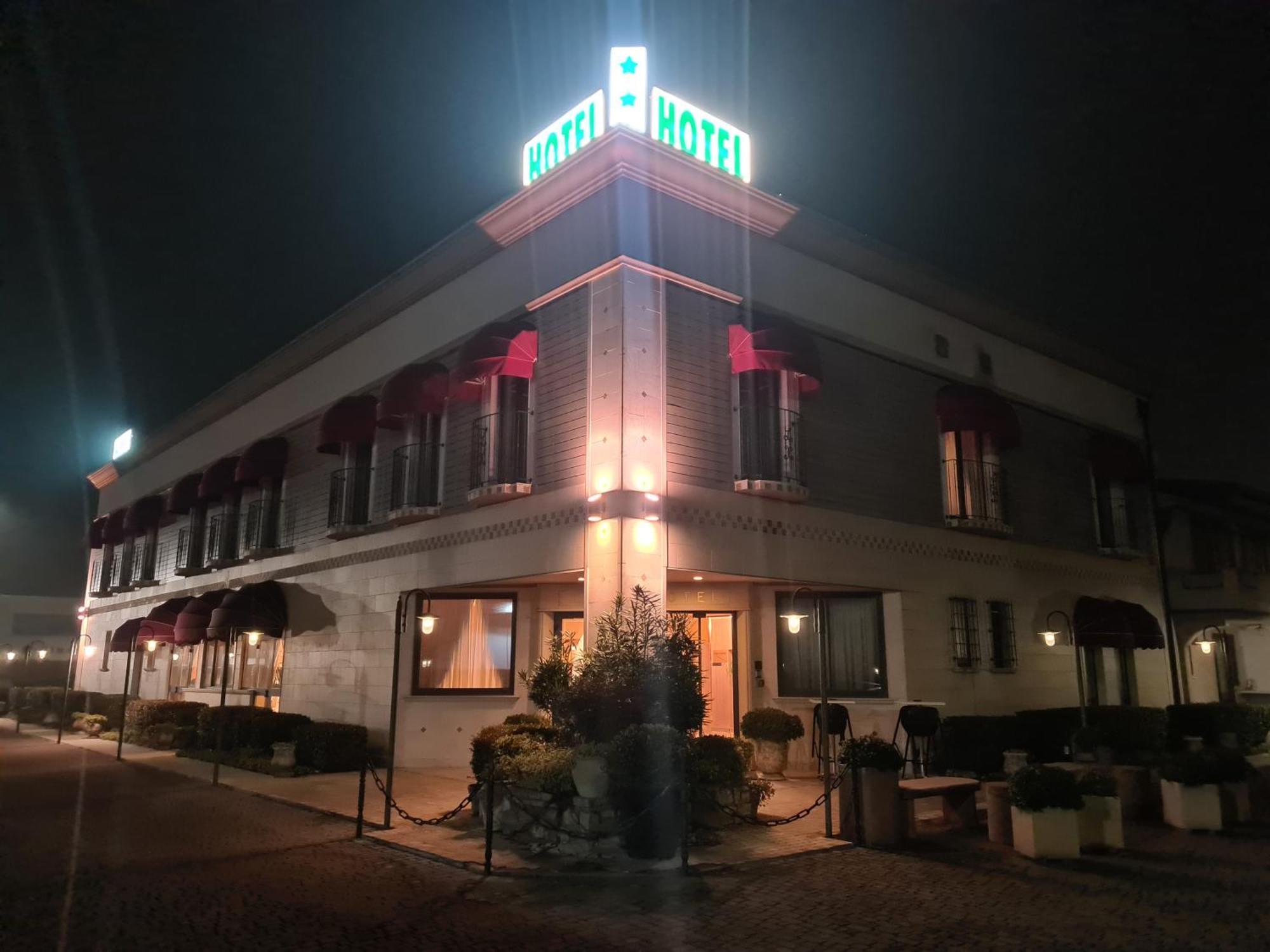 Hotel Lenotel מראה חיצוני תמונה