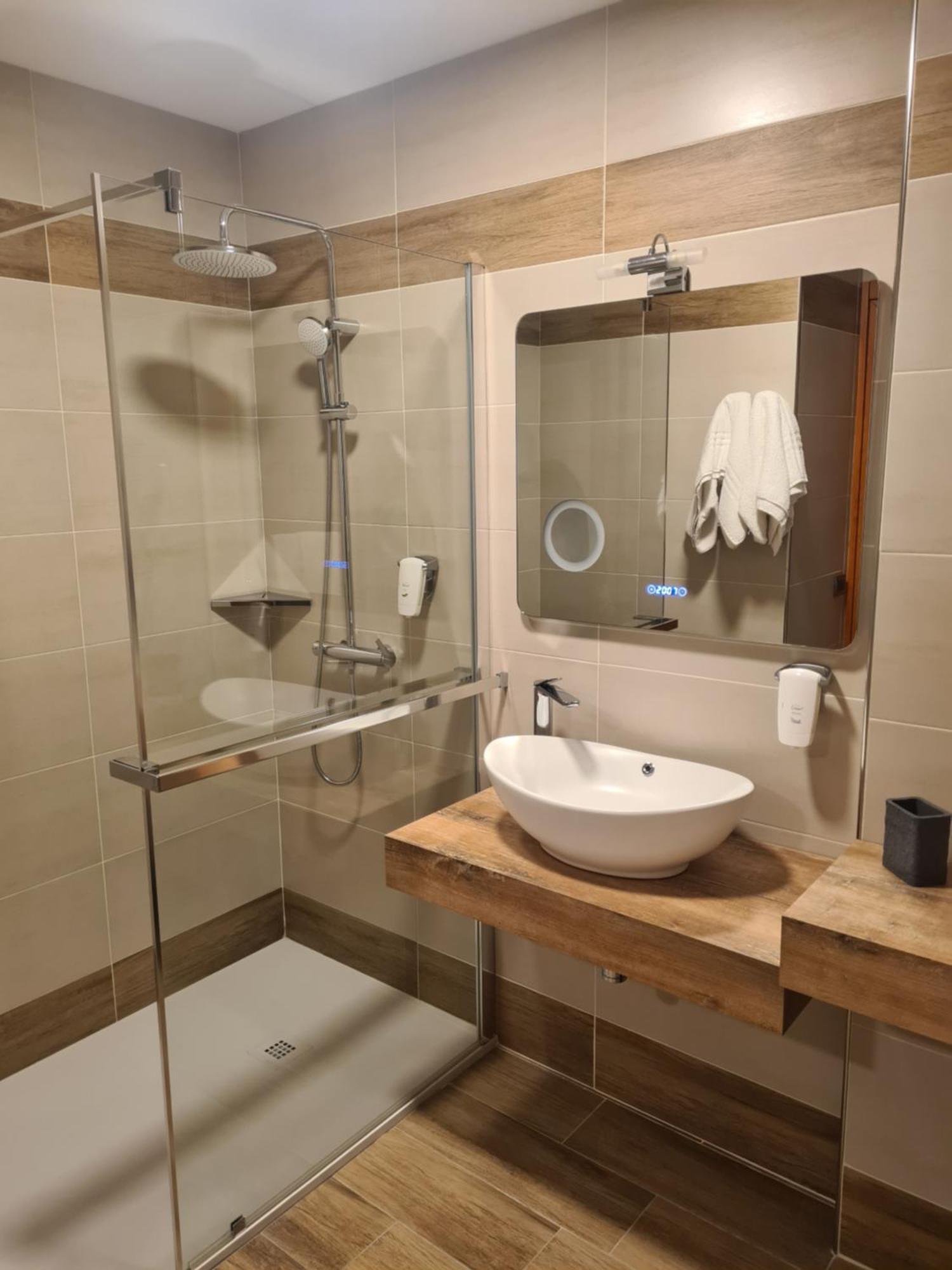 Hotel Lenotel מראה חיצוני תמונה