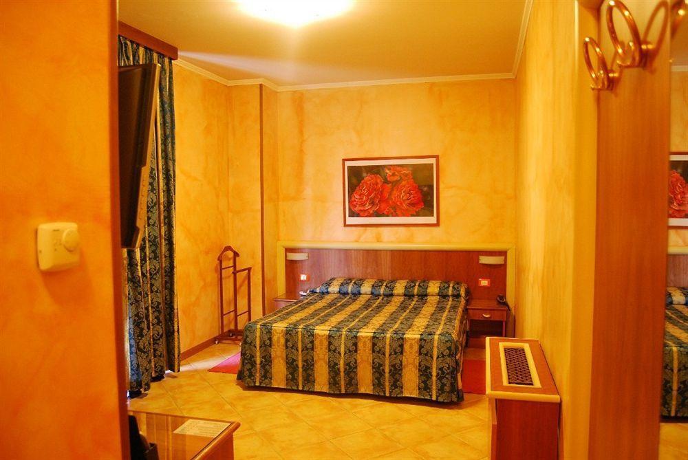 Hotel Lenotel מראה חיצוני תמונה
