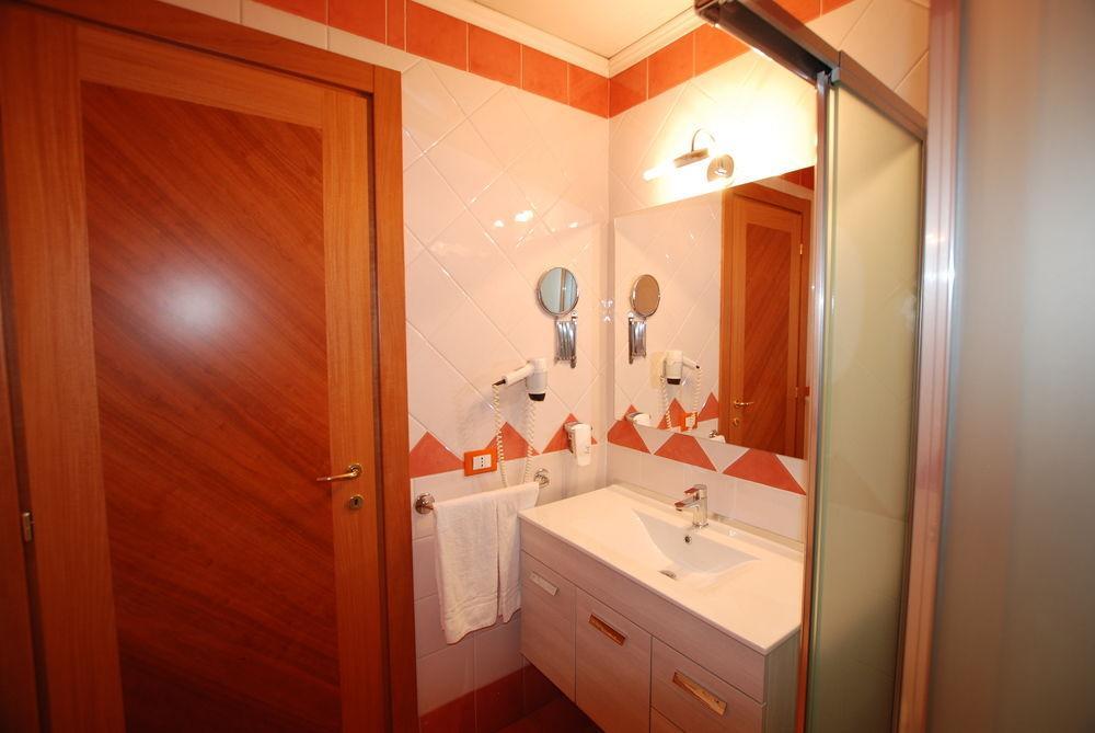 Hotel Lenotel מראה חיצוני תמונה