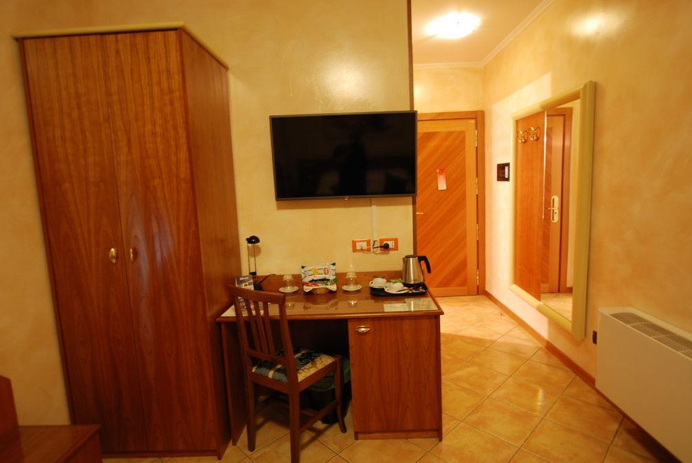 Hotel Lenotel מראה חיצוני תמונה