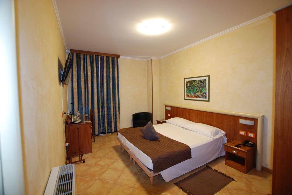 Hotel Lenotel מראה חיצוני תמונה